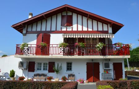 La façade principale de la maison Gîte n°G242067 Bardos - Pyrénées-Atlantiques - La façade principale de la maison