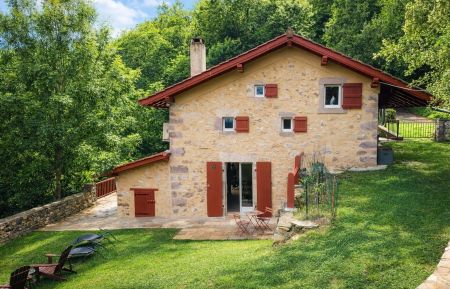 G&icirc;te n&deg;G133020 Saint-&Eacute;tienne-de-Ba&iuml;gorry - Pyr&eacute;n&eacute;es-Atlantiques - La maison vue du jardin