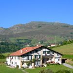 La maison UHARTEA au pied de la Rhune, avec le g&icirc;te sur le c&ocirc;t&eacute; gauche