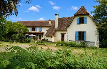 G&icirc;te n&deg;G223016 Sainte-Suzanne - Pyr&eacute;n&eacute;es-Atlantiques - votre g&icirc;te est &agrave; droite, mitoyen &agrave; la maison d'h&ocirc;tes