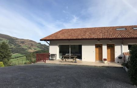 G&icirc;te n&deg;G142152 Mendionde - Pyr&eacute;n&eacute;es-Atlantiques - Entr&eacute;e g&icirc;te 142152 porte de droite