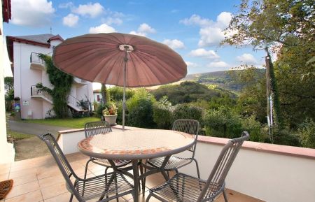 G&icirc;te n&deg;G241036 Itxassou - Pyr&eacute;n&eacute;es-Atlantiques - La terrasse du g&icirc;te et le ch&acirc;teau Soubeleta, chambres d'h&ocirc;tes