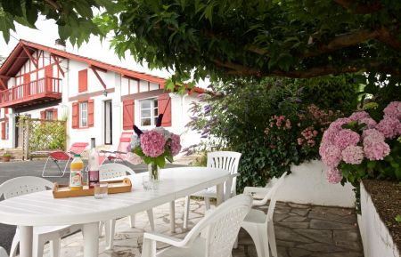 G&icirc;te n&deg;G251003 Ahetze - Pyr&eacute;n&eacute;es-Atlantiques - g&icirc;te et salon de jardin