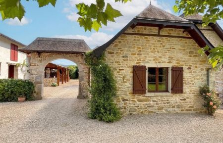 G&icirc;te n&deg;G121219 Lasseube - Pyr&eacute;n&eacute;es-Atlantiques - Entr&eacute;e G&icirc;te Peyr&eacute; par le porche ancien