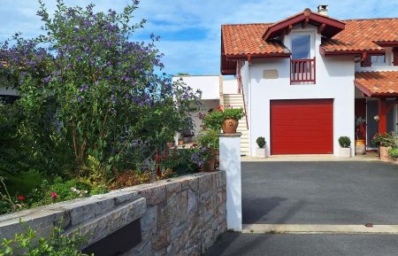 G&icirc;te n&deg;G141057 Ainhoa - Pyr&eacute;n&eacute;es-Atlantiques - entree maison
