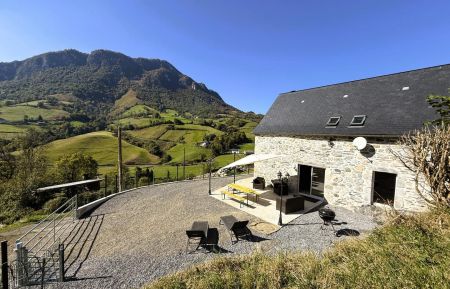 G&icirc;te n&deg;G111095 Lourdios-Ich&egrave;re - Pyr&eacute;n&eacute;es-Atlantiques - cour ferm&eacute;e - animal bienvenu