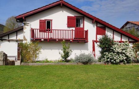 G&icirc;te n&deg;G152017 Saint-P&eacute;e-sur-Nivelle - Pyr&eacute;n&eacute;es-Atlantiques - La fa&ccedil;ade principale de la maison avec le jardin