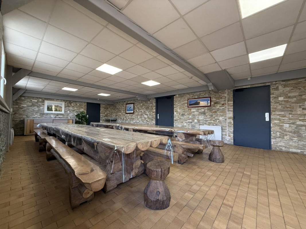Façade et terrasse du gîte Menditarrena en Pyrénées-Atlantiques