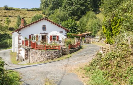 G&icirc;te n&deg;G133038 Aldudes - Pyr&eacute;n&eacute;es-Atlantiques - Fa&ccedil;ade de la maison, grande terrasse face aux montagnes.