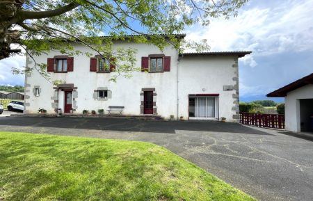 G&icirc;te n&deg;G131193 Bussunarits-Sarrasquette - Pyr&eacute;n&eacute;es-Atlantiques - g&icirc;te sur la partie droite de la photo (entr&eacute;e porte en bois ou baie vitr&eacute;e)