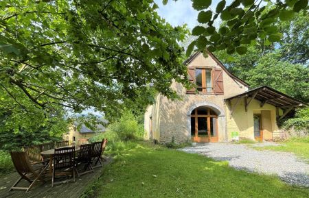 le gite avec sa terrasse bois et son salon de jardin Gîte n°G213030 Ance Féas - Pyrénées-Atlantiques - le gite avec sa terrasse bois et son salon de jardin