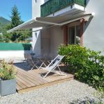 terrasse avec store banne, id&eacute;al pour repas &agrave; l'ext&eacute;rieur le midi